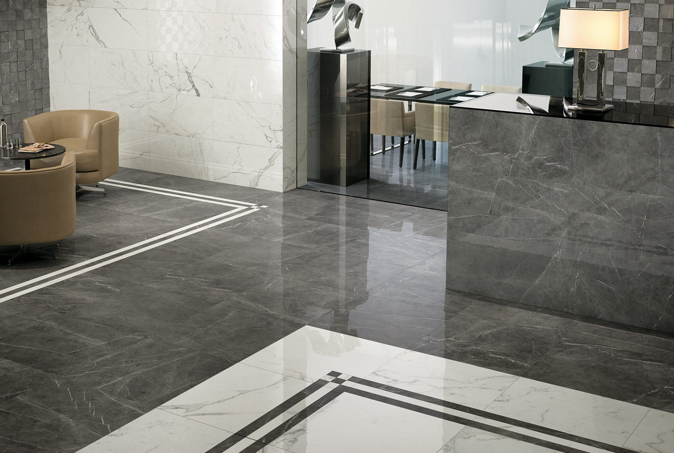 Эффектное сочетание оттенков Calacatta Extra и Grey Stone. Применены: Calacatta Extra Lappato / Grey Stone Lappato / Grey Listello Lappato / Angolo Lappato / Calacatta Listello Lappato.